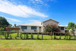 Oakwood House - Entire house rental - 5 bedrooms with Netflix and WiFi